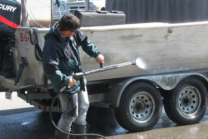 Proper boat cleaning to avoid introducing and spread of aquatic invasive species