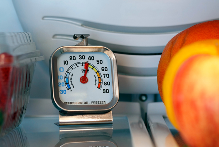 Thermostat inside a refrigerator showing the internal temperature.