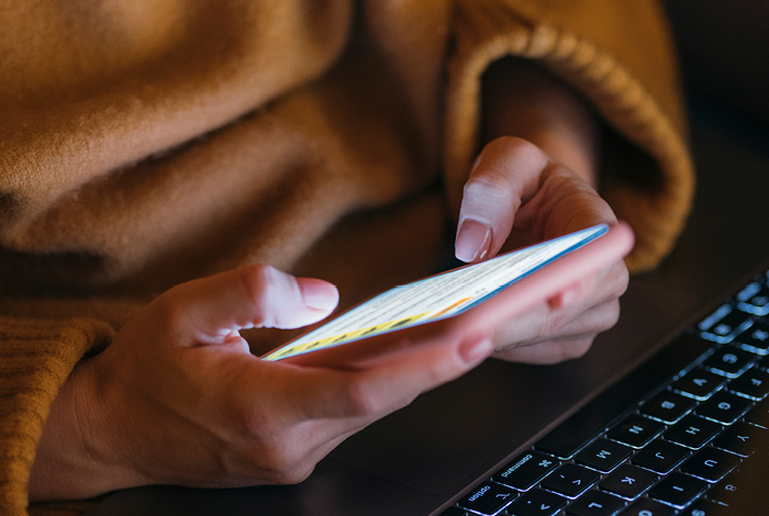 A person signing up for wildfire and community safety alerts on their cellphone.