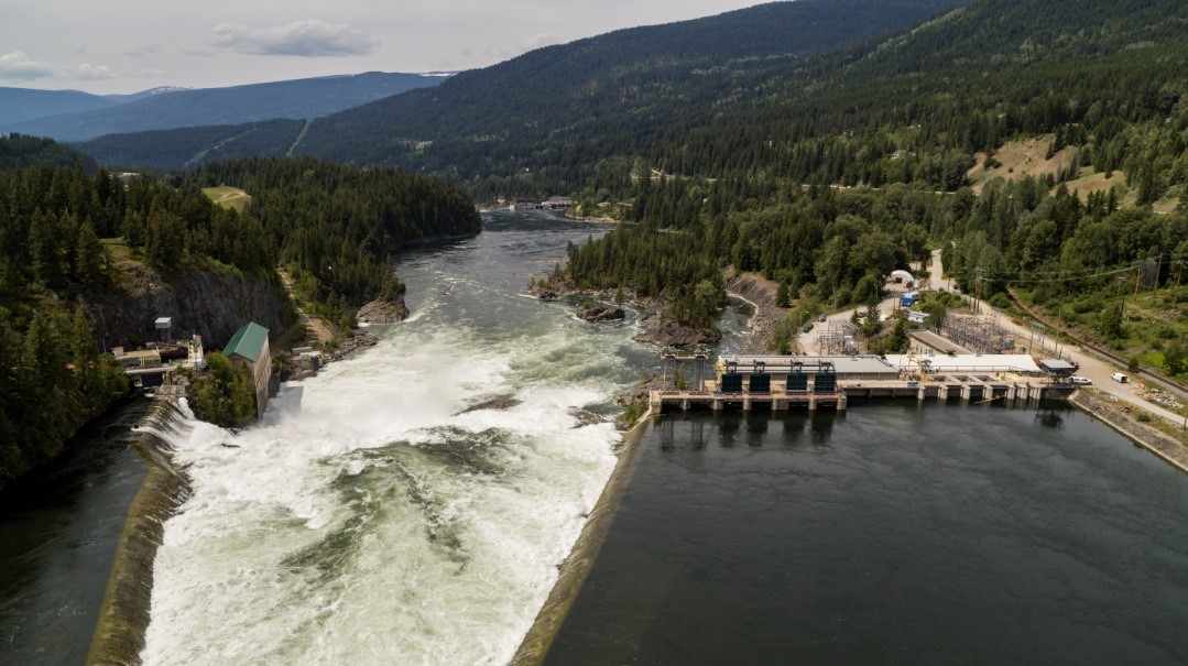  Upper Bonnington dam on the Kootenay River with spillways open